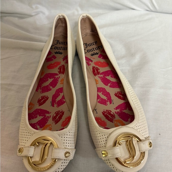 Juicy Couture Beige Flats with Gold Detailing - Picture 1 of 10